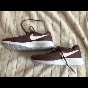 Brand New Nike Tanjun Sz10 Wmns Runners